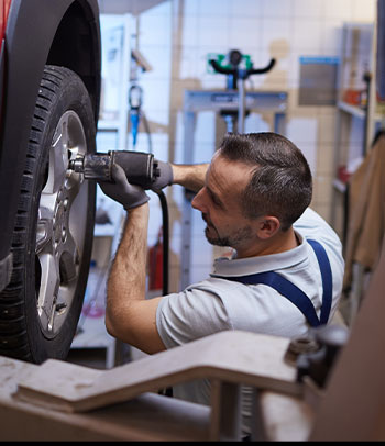 Técnico de K Motors revisando la rueda de un vehículo